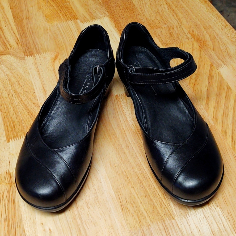 Aravon Black Mary Janes, EUC, 9.5W